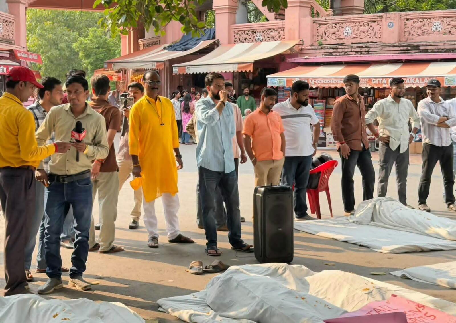 ABVP कार्यकर्ताओं ने स्पष्ट किया कि जब तक उनकी मांगों पर विश्वविद्यालय प्रशासन की ओर से ठोस कार्रवाई नहीं होती, उनका आंदोलन जारी रहेगा। वहीं, इस प्रदर्शन के बाद BHU प्रशासन की ओर से आगे क्या कदम उठाया जाता है, इस पर सभी की नजर बनी हुई है।