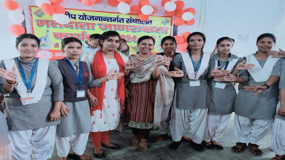 Chandauli News: चन्दौली में उपजिलाधिकारी ने मतदान के प्रति किया जागरूक, कहा...मजबूत लोकतंत्र के लिए मतदान कर निभायें राष्ट्रधर्म