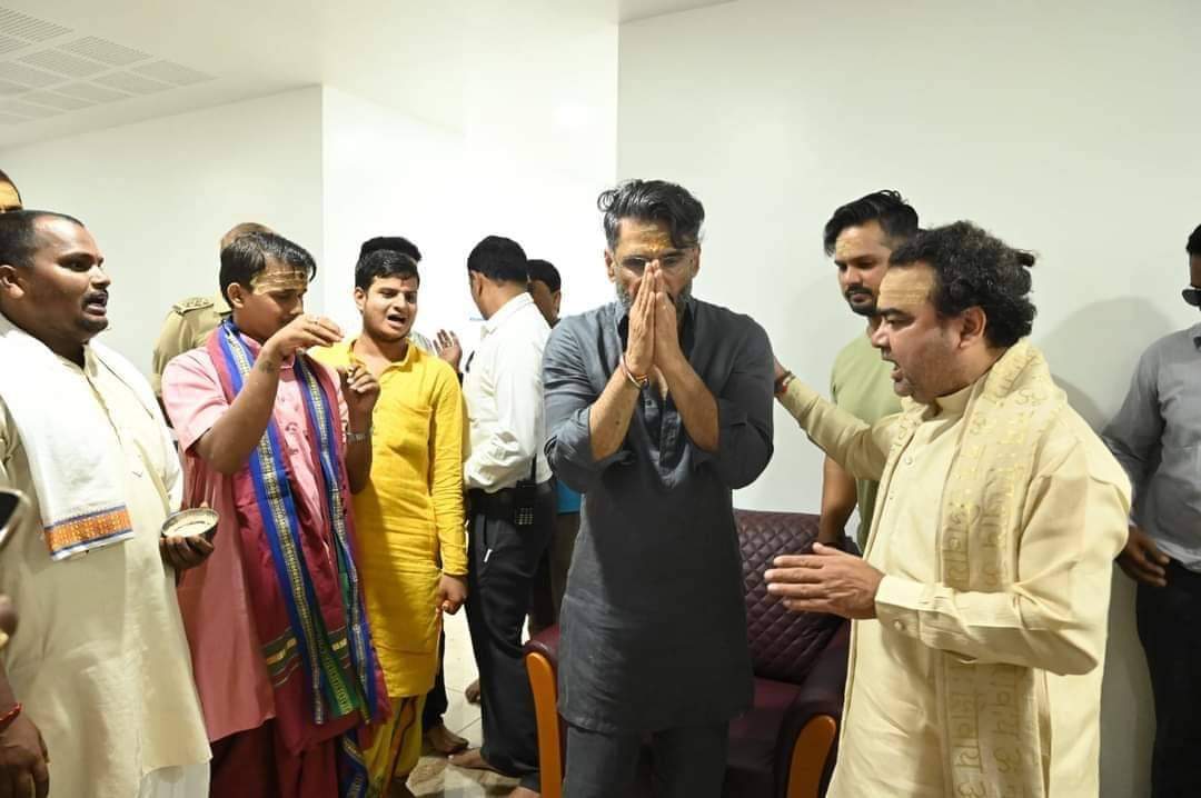 Varanasi News: फ़िल्म अभिनेता सुनील शेट्टी ने बाबा विश्वनाथ का किया दर्शन, कॉरिडोर की भव्यता देख कह दी बड़ी बात