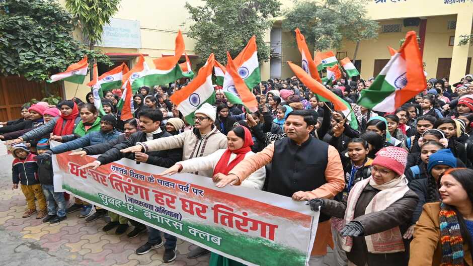 Varanasi News: छात्राओं के बीच 26 जनवरी को घर-घर तिरंगा हर घर तिरंगा फहराने के अपिल के साथ जागरूकता अभियान चलाया गया