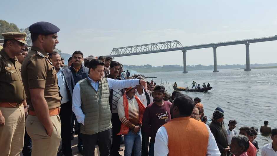 Chandauli News: चन्दौली में मौनी अमावस्या को लेकर डीएम व एसपी ने पश्चिम वाहिनी गंगा तट का किया निरीक्षण