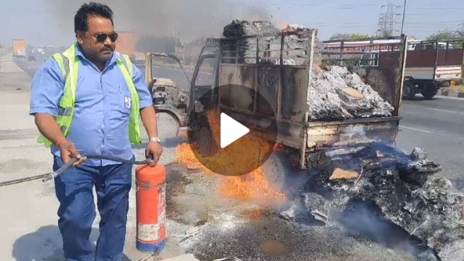 Chandauli News: चंदौली में चलती पिकअप बनी आग का गोला, चालक ने कूदकर बचाई जान, देखें भयावह वीडियो...