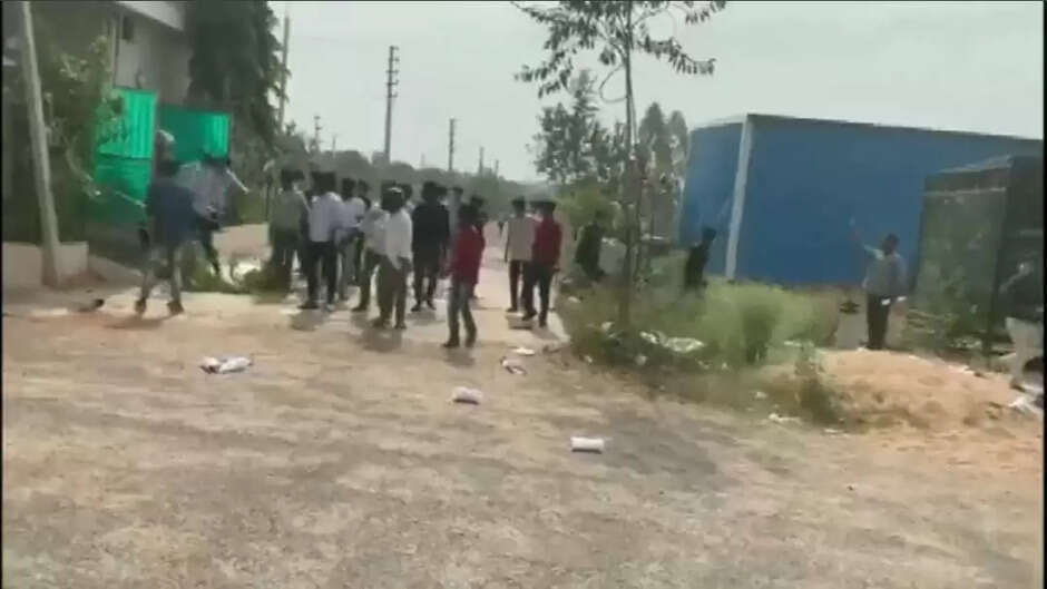 Telangana crime news: Crossing the limits of hooliganism, more than 100 people entered the house and kidnapped the girl, video viral...