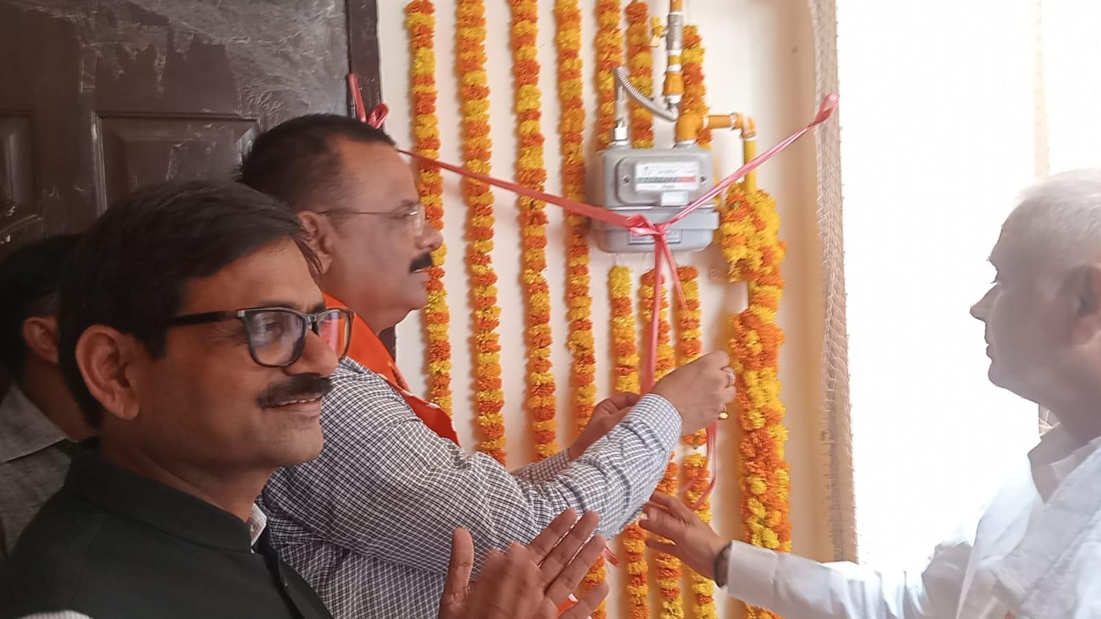 महापौर श्री अशोक कुमार तिवारी ने अपने संबोधन में जीएआईएल के प्रयासों की सराहना करते हुए नागरिकों से पीएनजी सुविधा अपनाने की अपील की। उन्होंने कहा कि यह आधुनिक सुविधा न केवल सुरक्षा और सुविधा प्रदान करती है, बल्कि पर्यावरण संरक्षण में भी महत्वपूर्ण योगदान देती है। उन्होंने शहर में चल रही विकास परियोजनाओं का उल्लेख करते हुए कहा कि वाराणसी तेजी से आधुनिक और स्मार्ट शहर के रूप में विकसित हो रहा है।