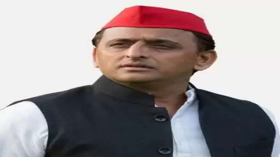 बलिया और गाजीपुर में कार्यक्रम के बाद समाजवादी पार्टी के राष्ट्रीय अध्यक्ष व पूर्व मुख्यमंत्री अखिलेश यादव दो दिवसीय दौरे पर गुरुवार शाम वाराणसी पहुंचे। बाबतपुर एयरपोर्ट पर उनके स्वागत में सपा समर्थकों की भीड़ उमड़ी। यहां से उनका काफिला सीधे संकटमोचन मंदिर के लिए रवाना हो गया। यहां दर्शन-पूजन के बाद वह भेलूपुर के जवाहर नगर कॉलोनी मुडीकट्टा बाबा मंदिर के समीप स्वर्गीय विधायक प्रदीप बजाज को श्रद्धांजलि देने उनके घर जाएंगे। यहां से वापस लौटकर अखिलेश यादव रात्रि विश्राम सर्किट हाउस में करेंगे। शुक्रवार सुबह साढ़े 10 बजे अखिलेश यादव काशी विश्वनाथ धाम में दर्शन-पूजन करेंगे। सारनाथ में वैवाहिक कार्यक्रम में शिरकत करेंगे। दोपहर बाद एयरपोर्ट रवाना हो जाएंगे। एयरपोर्ट पर जुटी भारी भीड़ पूर्व मुख्यमंत्री अखिलेश यादव वाराणसी एयरपोर्ट पर 5:40 बजे पहुंचे। सपा प्रमुख के स्वागत में सपा कार्यकर्ताओं की भीड़ उमड़ी। इस कारण थोड़ी देर के लिए अफरातफरी की स्थिति हो गई। कुछ कार्यकर्ता गाड़ी के पास पहुंचने के चक्कर में गिर पड़े।