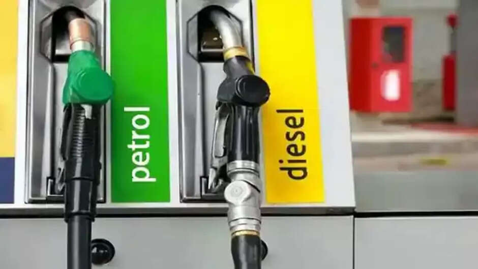 Petrol Diesel Price Today in Up: दीवाली से पहले सरकार ने सस्ता किया पेट्रोल-डीजल के दाम