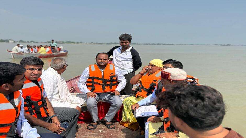 गोरखपुर में बाढ़ का खतरा बढ़ा, नाव से गांव पहुंचे डीएम दीपक मीणा; 39 प्रभावित क्षेत्रों का किया निरीक्षण