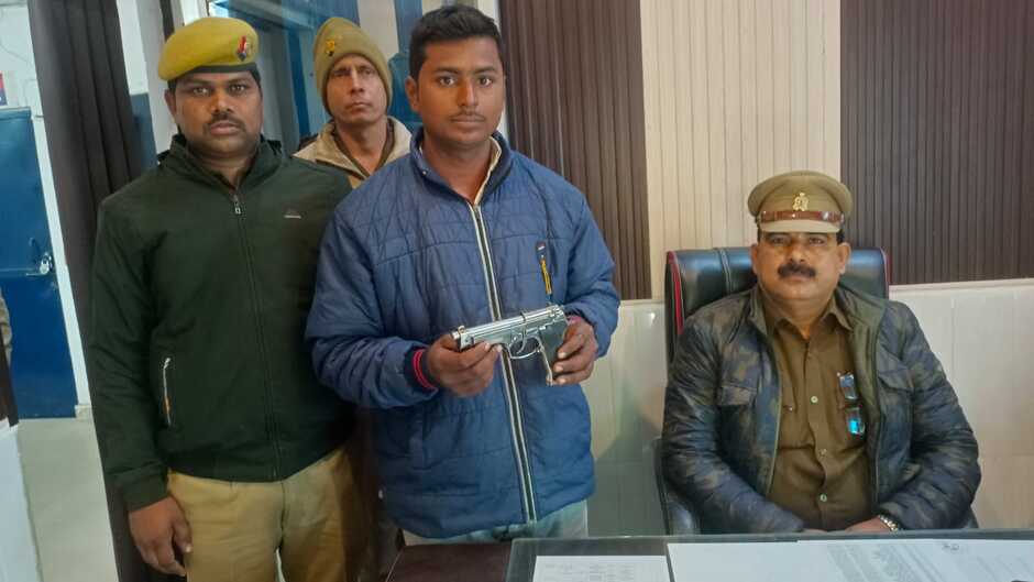 इंटरनेट मीडिया पर नकली पिस्टल और लाइटर गन का लगाया स्टेटस, पुलिस ने की कार्यवाही आनलाई