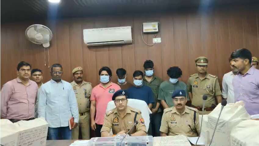 कार्रवाई के दौरान पुलिस ने मौके से 19 मॉनिटर, 20 CPU, तीन लैपटॉप, छह मोबाइल फोन, राउटर और पांच कूटरचित आधार कार्ड बरामद किए हैं। पुलिस ने एक आरोपी के दो बैंक खातों में मौजूद करीब 9 लाख रुपये की रकम फ्रीज कराए जाने की भी जानकारी दी है।