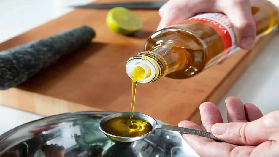 Edible Oil Price: महंगाई में लगी आग! तेल के दाम छु रहे आसमान सरसों-रिफ़ाइन समेत इन खाद्य तेलों के बढ़े रेट...