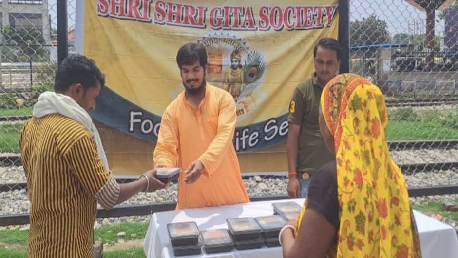 श्री श्री गीता सोसाइटी द्वारा जन्माष्टमी के पर्व पर Food for Life Seva कार्य के अंतर्गत मजदूरों में भोजन का वितरण