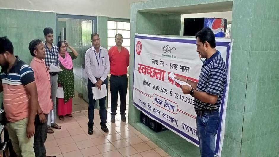 Varanasi News: बरेका में स्वच्छ आहार, स्वच्छ नीर, स्वच्छ पर्यावरण को लेकर चलाया गया अभियान, कार्यालयों में श्रमदान कर कर्मचारियों ने निखारा कार्यस्थल
