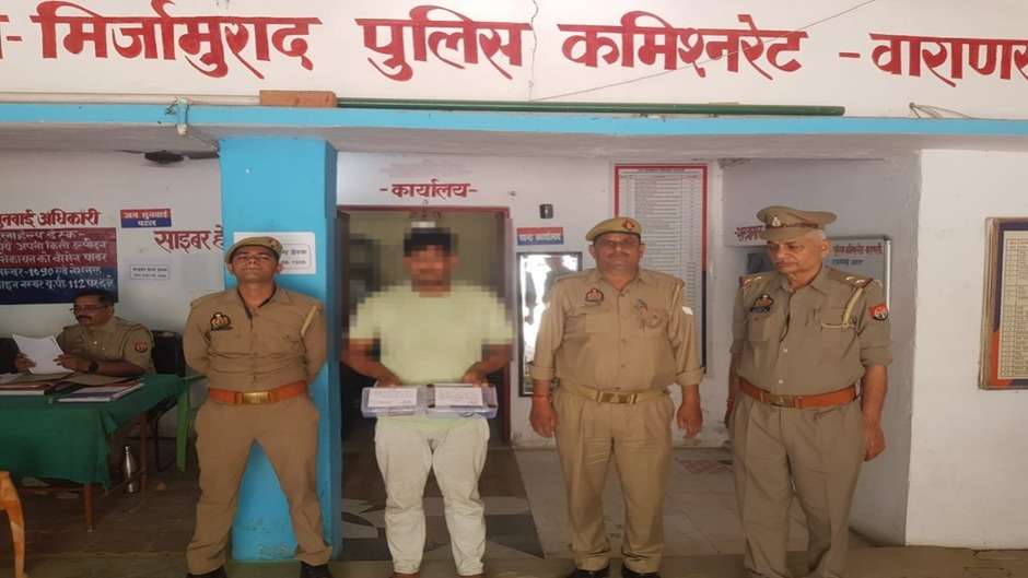 Varanasi News: वाराणसी पुलिस ने 1 अवैध तमन्चा व कारतुस के साथ जहरीला को किया गिरफ्तार