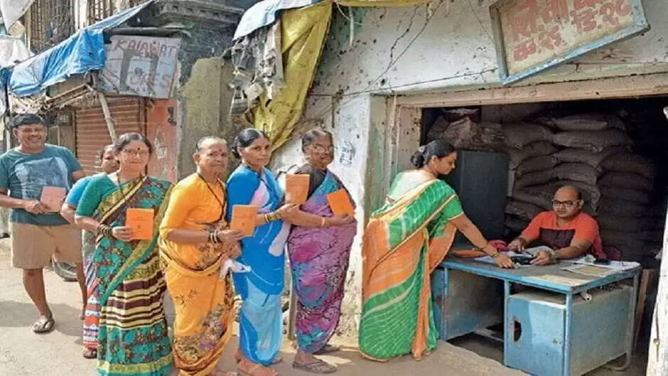 Ration Card PMGKAY: क्या आप भी सरकार की मुफ्त राशन योजना का फायदा उठा रहे हैं तो यह खबर आपके लिए बड़े काम की है। दरअसल, केंद्र सरकार की तरफ से अप्रैल 2020 में शुरू की गई प्रधानमंत्री गरीब कल्याण अन्न योजना 31 दिसंबर 2022 को खत्म हो जाएगी। ऐसे में महंगाई की मार झेल आम लोगों के को एक और बड़ा झटका लगने वाला है। मोदी कैबिनेट की तरफ से 28 सितंबर को इसे 31 दिसंबर तक के लिए बढ़ाने का फैसला किया गया था। 5 किलो प्रति व्यक्ति के हिसाब से फ्री अनाज इस योजना के तहत 80 करोड़ लोगों को 5 किलो प्रति व्यक्ति के हिसाब से फ्री अनाज दिया जाता है। योजना की समयावधि पूरी होने के बाद फ्री राशन की सुविधा बंद हो जाएगी। केंद्र सरकार की इस योजना को आगे बढ़ाये जाने की उम्मीद कम ही है। इसकी इसलिए भी उम्मीद जताई जा रही है क्योंकि पिछले दिनों नीति आयोग के सदस्य रमेश चंद ने प्रधानमंत्री गरीब कल्याण अन्न योजना को बंद करने की बात कही थी। उन्होंने कहा था कि सरकार को मुफ्त राशन योजना के लिए आवंटित अनाज को खुले बाजार में बेच देना चाहिए। उन्होंने मीडिया से कहा था कि आर्थिक गतिविधियां सामान्य होने पर प्रधानमंत्री गरीब कल्याण अन्न योजना जैसी योजना को जारी रखने का कोई औचित्य नहीं है। आने वाले समय में कीमत में बनेगी तेजी नीति आयोग के सदस्य ने कहा था कि योजना के लिए हर महीने के आधार पर आवंटित 4 मिलियन टन चावल-गेहूं का प्रयोग महंगाई कम करने और आरबीआई पर दबाव कम करने के लिए किया जा सकता है। आपको बता दें अक्टूबर में अनाज की मुद्रास्फीति 12.08% थी, जो नवंबर में घटकर 11.55% पर आ गई। दूसरी तरफ घरेलू बाजार में गेहूं की कीमत में तेजी देखी जा रही है। जानकारों का कहना है कि नई फसल आने तक कीमत में तेजी बनी रहेगी, वहीं मांग में तेजी और गेहूं के स्टॉक में कमी आने के कारण गेहूं की कीमत में लगातार तेजी देखी जा रही है। घरेलू बाजार में ही अप्रैल-मई के बाद गेहूं की कीमत में 50 प्रतिशत तक की तेजी आ चुकी है। गोदामों में गेहूं का स्टॉक घटकर 19 मिलियन टन पर आ चुका है। ऐसे में संभावना जताई जा रही है कि आने वाले समय में कीमत में तेजी बनी रहेगी।