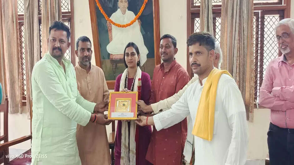 वॉटर वुमेन शिप्रा पाठक का गोमती पद यात्रा के बाद वाराणसी में प्रथम आगमन पर भव्य स्वागत