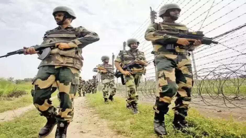 : सीमा सुरक्षा बल (BSF) में 12वीं पास के लिए नौकरी का शानदार मौका है। बीएसएफ में हेड कांस्टेबल की 247 वैकेंसी है। इसमें 217 वैकेंसी रेडियो ऑपरेटर और 30 वैकेंसी रेडियो मैकेनिक्स की है। इस भर्ती के लिए ऑनलाइन आवेदन 12 मई 2023 है। इसके लिए ऑनलाइन आवेदन ऑफिशियल वेबसाइट rectt.bsf.gov.in पर जाकर करना है। इस भर्ती के लिए ऑनलाइन आवेदन प्रक्रिया 22 अप्रैल 2023 से शुरू होगी। बीएसएफ हेड कांस्टेबल भर्ती के लिए 12वीं (PCM) कम से कम 60% मार्क्स से पास होना चाहिए। या दो साल का आईटीआई किया होना चाहिए। उम्र की बात करें तो 18 से 25 साल के बीच होनी चाहिए। आरक्षित वर्ग के उम्मीदवारों को नियमानुसार अधिकतम उम्र सीमा में छूट मिलेगी। कैसे डाउनलोड करें बीएसएफ हेड कांस्टेबल भर्ती नोटिफिकेशन -सबसे पहले ऑफिशियल वेबसाइट rectt.bsf.gov.in पर जाएं – बीएसएफ की वेबसाइट के होम पेज पर अनाउंसमेंट सेक्शन में जाएं -अब ‘ notification link for pdf of Head Constable recruitment 2023′ पर क्लिक करें -अब पीडीएफ नोटिफिकेशन डाउनलोड करें