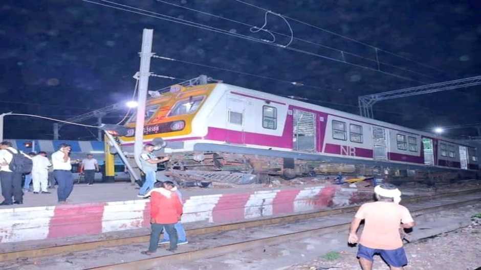 Mathura Train Accident: मथुरा जंक्शन पर हुआ ट्रेन हादसा, शकूरबस्ती से आ रही ईएमयू ट्रैक छोड़कर प्लेटफॉर्म पर चढ़ी