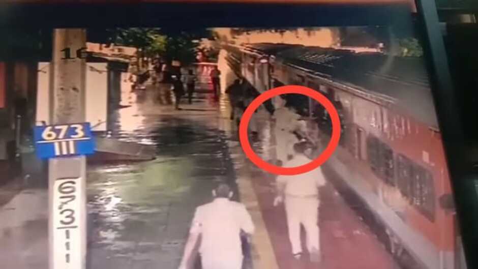 Chandauli News: चंदौली में पायदान और प्लेटफॉम के बीच में फंसकर घसीटाने लगा यात्री, देखिये आरपीएफ ने कैसे बचाई जान
