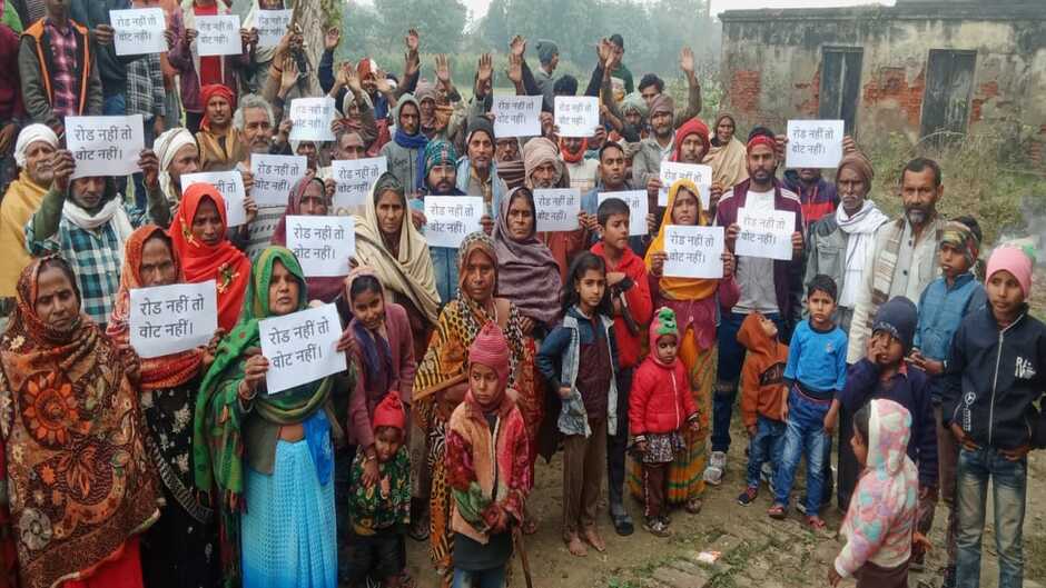 Chandauli News: चन्दौली में सड़क निर्माण को लेकर ग्रामीणों ने किया प्रदर्शन