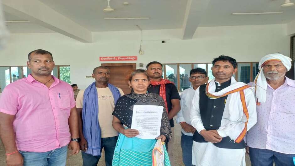चंदौली में प्राचीन शिव मंदिर की धर्मशाला-कुआं बेचने का आरोप, ग्रामीणों ने डीएम से मांगी जांच