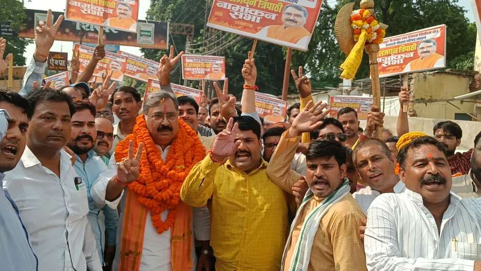 गोरखपुर। गोरखपुर-फैजाबाद खंड शिक्षक निर्वाचन क्षेत्र के विधान परिषद चुनाव को लेकर नामांकन प्रक्रिया तेज हो गई है। डॉ. संजयन त्रिपाठी और सत्य पाल सिंह ने रिटर्निंग अफसर के समक्ष अपने-अपने नामांकन पत्र दाखिल किए। दोनों प्रत्याशियों ने निर्धारित प्रक्रिया के तहत आवश्यक अभिलेखों के साथ पर्चा जमा किया। नामांकन के दौरान उनके प्रस्तावक भी मौजूद रहे।    नामांकन को लेकर मंडलायुक्त न्यायालय परिसर में सुरक्षा और प्रशासनिक व्यवस्थाएं की गई थीं। प्रत्याशियों और प्रस्तावकों के प्रवेश से लेकर नामांकन पत्र जमा करने तक निर्धारित नियमों का पालन कराया गया। अधिकारियों ने नामांकन पत्र और संबंधित दस्तावेज प्राप्त कर औपचारिक प्रक्रिया पूरी की।    नामांकन के दौरान सहायक रिटर्निंग अफसर जय प्रकाश, अजय राय और राजेश श्रीवास्तव मौजूद रहे। अधिकारियों ने नामांकन से संबंधित व्यवस्थाओं की निगरानी की और प्रक्रिया को निर्धारित दिशा-निर्देशों के अनुसार संपन्न कराया।    निर्वाचन कार्यक्रम के अनुसार 6 अक्टूबर नामांकन दाखिल करने की अंतिम तिथि है। 7 अक्टूबर को नामांकन पत्रों की संवीक्षा होगी, जबकि 9 अक्टूबर तक प्रत्याशी अपना नाम वापस ले सकेंगे। नाम वापसी की प्रक्रिया पूरी होने के बाद चुनाव मैदान में मौजूद प्रत्याशियों की अंतिम स्थिति स्पष्ट होगी।    गोरखपुर-फैजाबाद खंड शिक्षक निर्वाचन क्षेत्र के लिए 23 अक्टूबर 2026 को मतदान कराया जाएगा। मतदान सुबह 8 बजे से शाम 4 बजे तक होगा, जबकि 27 अक्टूबर को मतगणना निर्धारित है। निर्वाचन प्रक्रिया 31 अक्टूबर तक पूरी की जानी है।    डॉ. संजयन त्रिपाठी और सत्य पाल सिंह के नामांकन के साथ ही शिक्षक निर्वाचन क्षेत्र में चुनावी गतिविधियां और तेज हो गई हैं। अब नामांकन की अंतिम तारीख तक अन्य प्रत्याशियों के पर्चे दाखिल होने के बाद चुनावी तस्वीर और स्पष्ट होगी।