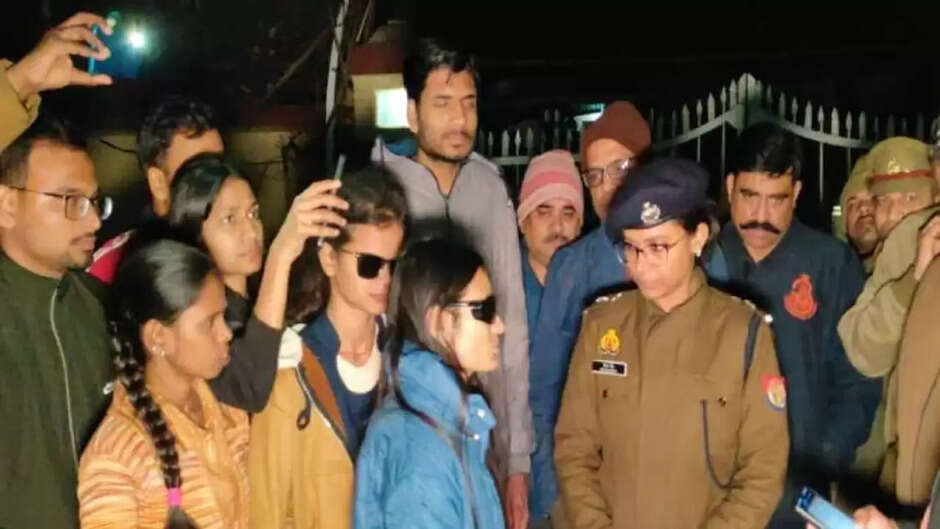 BHU में नेत्रहीन छात्रा से छेड़खानी पर स्टूडेंट का प्रदर्शन! आरोपी को बेल मिलने पर bhuके दिव्यांग छात्र-छात्रों नें घेरा कुलपति आवास, 3 दिन पहले हुई थी छेड़छाड़