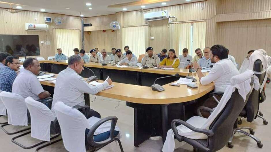 Bihar News: मधुबनी डीएम ने जिला सड़क सुरक्षा समिति एवं विद्यालय परिवहन समिति की बैठक में दिए कई निर्देश