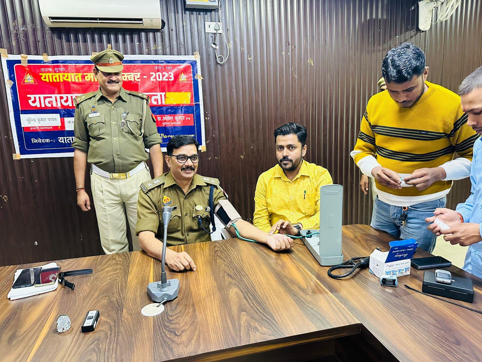 Chandauli News: चन्दौली। पुलिस अधीक्षक चंदौली डा0 अनिल कुमार के निर्देशन में अपर पुलिस अधीक्षक आपरेशन सुखराम भारती और क्षेत्राधिकारी यातायात रघुराज जनपद चंदौली  के पर्यवेक्षण में और प्रभारी निरीक्षक यातायात सुरेंद्र कुमार यादव जनपद चंदौली के कुशल नेतृत्व में यातायात माह के समापन पर यातायात पुलिस द्वारा यातायात पुलिस के कर्मियों सहित होमगार्ड पीआरडी के जवानों सहित पुलिस लाइन/कार्यालयों के कर्मचारियों का स्वास्थ्य परीक्षण कराकर समापन कराया गया।     इस समापन कार्यक्रम में अपर पुलिस अधीक्षक आपरेशन/ नोडल यातायात द्वारा स्वयं का भी स्वास्थ्य परीक्षण कराया गया। हरिओम हॉस्पिटल के डॉक्टर विवेक सिंह द्वारा बताया गया कि यातायात पुलिस का कार्य दिनभर खडे रहकर करने का है, इसलिए समय-समय पर स्वास्थ्य परीक्षण कराना चाहिए।    पुलिस विभाग के साथ कंधे से कन्धा मिलाकर सहयोग करने वाले डा0 विवेक सिंह व उनकी टीम को यातायात पुलिस द्वारा प्रशस्ति पत्र देकर सम्मानित किया गया। कार्यक्रम को टीएसआई लाल बहादुर पाण्डेय और हे0का0 सौरभ ओमप्रकाश ACC संजय उपाध्याय द्वारा आयोजित किया गया। इस कार्यक्रम में मुख्य रूप से अपर पुलिस अधीक्षक आपरेशान श्री सुखराम भारती, प्रभारी प्रतिसार निरीक्षक घनश्याम प्रजापति, हरिओम हॉस्पिटल के डॉक्टर विवेक सिंह, करण यादव, सीबू और विष्णुकांत तिवारी पुलिस लाइन मौजूद रहे।