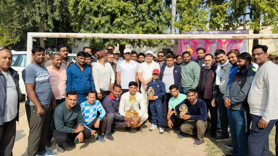 Chandauli News: चन्दौली जिला प्रशासन व इलेक्ट्रॉनिक मीडिया के बीच क्रिकेट मैच का आयोजन, जिला प्रशासन ने इलेक्ट्रॉनिक मीडिया को 70 रनों से दी मात
