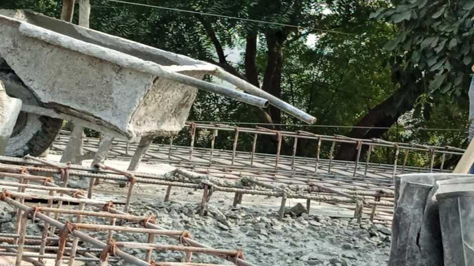 चिरईगांव/वाराणसी। आम तौर पर ग्राम पंचायतों के विकास कार्यों में अनियमितता या घोटाले की शिकायत वहां के ग्रामीण अथवा जन प्रतिनिधि करते हैं लेकिन चिरईगांव विकास खण्ड में एक ऐसा भी प्रकरण सामने आया है जब ग्राम पंचायत में कराये गये विकास कार्यों में ग्राम प्रधान द्वारा अनियमितता की शिकायत ग्राम पंचायत सचिव ने स्वयं उच्चाधिकारियों से करते हुए स्वयं को वहां से हटाये जाने की मांग की है।स्थानीय विकास खण्ड के ग्राम पंचायत नरायनपुर मे तैनात ग्राम विकास अधिकारी /ग्राम पंचायत सचिव शैलेन्द्र कुमार सोनकर ने ग्राम प्रधान सेवक यादव पर शासन के निर्देशों के विपरित कार्य करने व सरकारी धन का ग़लत भुगतान कराने का दबाव बनाने का आरोप लगाया है। पंचायत सचिव ने डीपीआरओ को लिखे शिकायती पत्र में आरोप लगाया कि गांव में स्थित साधन सहकारी समिति के भवन की छत मे पुराने एवं घटिया मैटेरियल का प्रयोग ग्राम प्रधान द्वारा किया गया है ऐसे में साधन सहकारी समिति का छत एक दम कमजोर है जो कभी भी धराशायी हो सकता है।पंचायत सचिव का कहना है कि ग्राम प्रधान शासन के प्राथमिकता वाले एसएलडब्ल्यूएम से सम्बन्धित कार्यों की अनदेखी कर बिना प्रस्ताव के खंडंजा, इण्टरलाकिंग व हैण्ड पम्प की बोरिंग दिखा कर गलत ढंग से भुगतान करना चाहते हैं। ग्राम पंचायत सचिव ने नारायनपुर ग्राम पंचायत में कराये गये विकास कार्यों की जांच कराने के साथ ही स्वयं को नारायनपुर से हटाये जाने की मांग करते हुए लिखा है कि अब ऐसे ग्राम प्रधान के साथ कार्य कर पाना मेरे लिए संभव नहीं है। हलांकि ग्राम पंचायत सचिव ने उक्त प्रकरण की लिखित शिकायत बीते 19 अगस्त को खण्ड विकास अधिकारी एवं एडीओ पंचायत से भी कई थी लेकिन उक्त अधिकारियों द्वारा कोई कार्रवाई नहीं की गयी तो ग्राम पंचायत सचिव ने उक्त प्रकरण की शिकायत डीपीआरओ से करते हुए उचित कार्रवाई करने की मांग की है। इधर ग्रामीणों में भी प्रधान द्वारा किया गया भ्रष्टाचार चर्चा विषय बना हुआ है ।