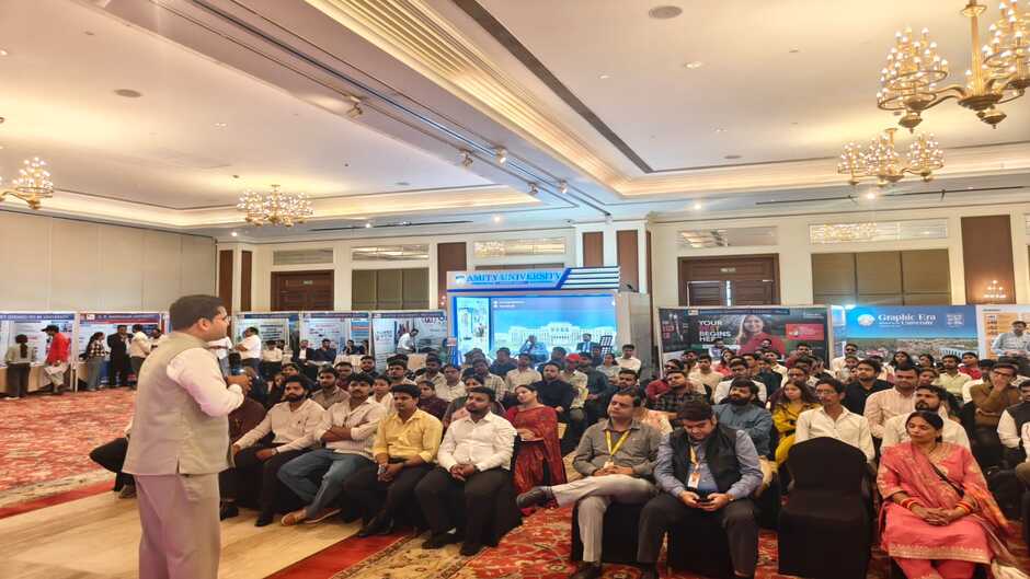 Varanasi News: शिक्षा महोत्सव 2026 में मेधावी छात्र हुए सम्मानित, करियर काउंसलिंग से छात्रों को मिली नई दिशा