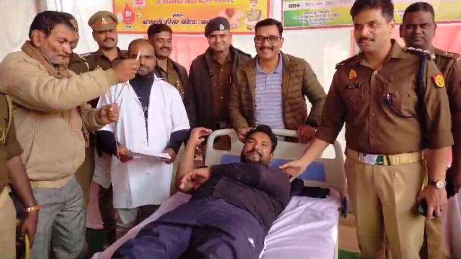 Chandauli News: चन्दौली में रक्तदान शिविर का आयोजन, पुलिस कर्मियों ने किया रक्तदान