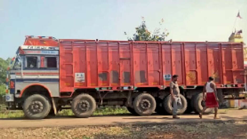 Varanasi News: चेकिंग के नाम पर वर्दीधारियों ने ट्रक को रोका, चालक की पिटाई कर लूटे एक लाख रुपये