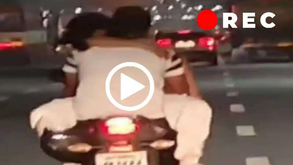 हद हो गई यार...! हर बार एक ही चीज़, एक बार फिर चलती बाइक में कपल की आशिक़ी का वीडियो वायरल, युवती को सीट के आगे बैठाकर कर रहे थे ऐसा काम